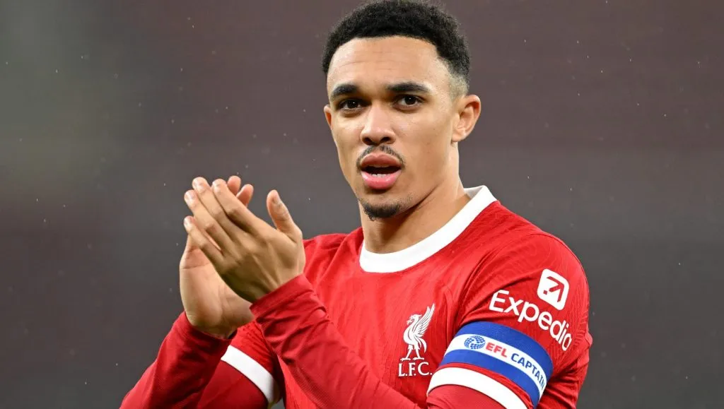 Alexander-Arnold, de camisa vermelha, pelo Liverpool, e alvo do Real Madrid (Photo by Michael Regan/Getty Images)