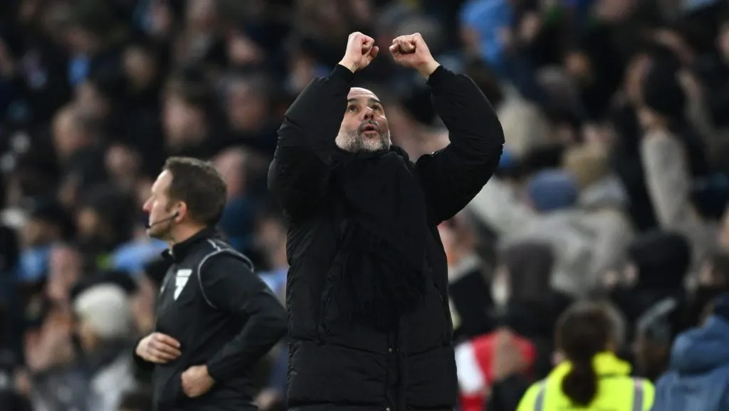 Pep Guardiola celebra após Erling Haaland, do Manchester City (não fotografado), marcar o segundo gol de sua equipe durante a partida da Premier League entre Manchester City FC e West Ham United FC no Estádio Etihad em 4 de janeiro de 2025, em Manchester, Inglaterra. (Foto de Gareth Copley/Getty Images)
