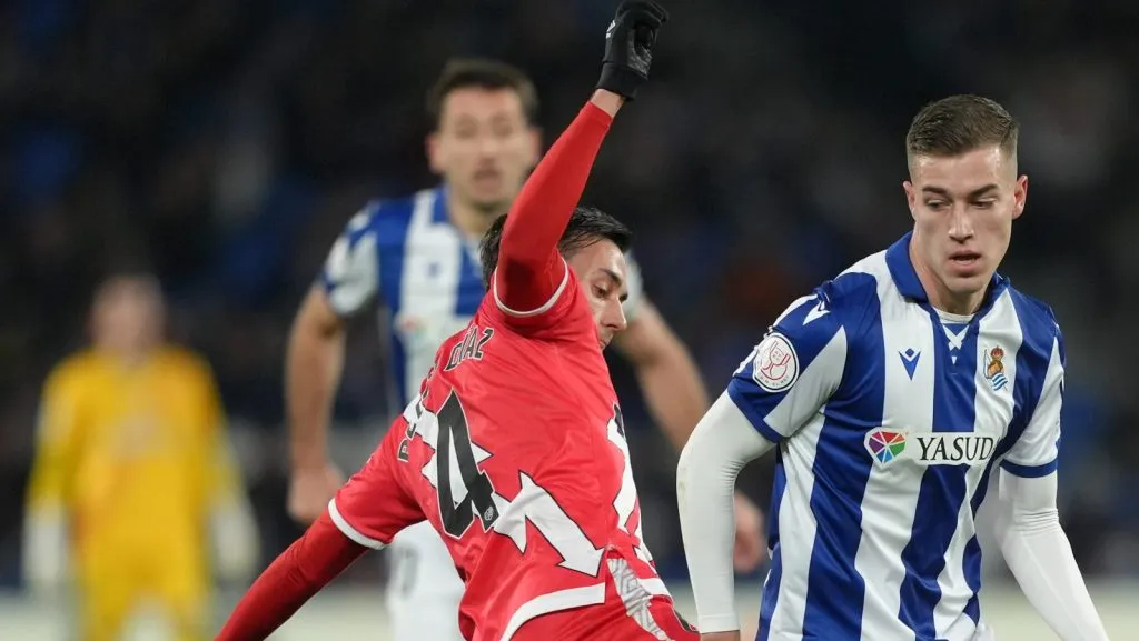 Luka Sucic, da Real Sociedad, corre com a bola enquanto é pressionado por Pedro Díaz, do Rayo Vallecano, durante a partida da Copa del Rey entre Real Sociedad e Rayo Vallecano na Reale Arena em 16 de janeiro de 2025, em San Sebastián, Espanha. (Foto de Juan Manuel Serrano Arce/Getty Images)