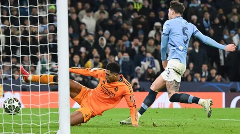 Jude Bellingham se consolidou como o protagonista do Real Madrid nos momentos decisivos, marcando gols importantes, especialmente nos acréscimos, e sendo crucial nas vitórias do time em competições de alto nível, como a Liga dos Campeões e o Campeonato Espanhol. (Foto de Michael Regan/Getty Images)