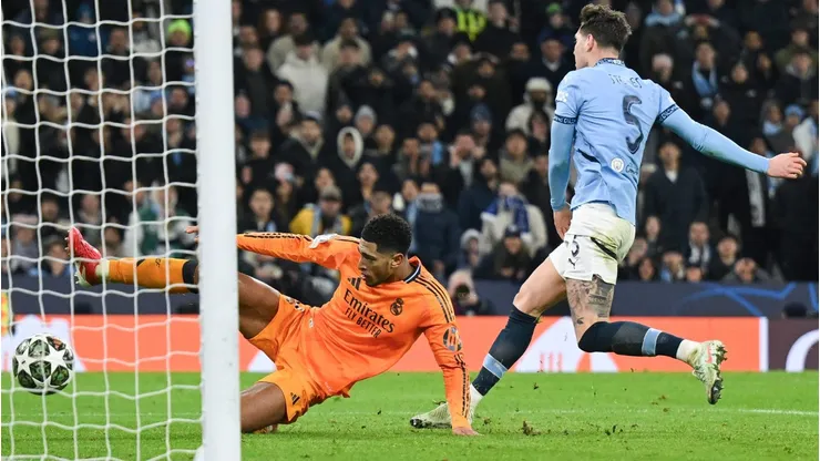 Jude Bellingham se consolidou como o protagonista do Real Madrid nos momentos decisivos, marcando gols importantes, especialmente nos acréscimos, e sendo crucial nas vitórias do time em competições de alto nível, como a Liga dos Campeões e o Campeonato Espanhol. (Foto de Michael Regan/Getty Images)