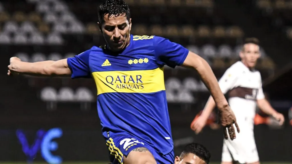 Diego González, do Boca Juniors, disputa a bola com Juan Infante, do Platense, durante uma partida entre Platense e Boca Juniors, válida pelo Torneio Liga Profissional 2021, no Estádio Ciudad de Vicente López, em 25 de agosto de 2021, em Vicente López, Argentina. (Foto de Marcelo Endelli/Getty Images)