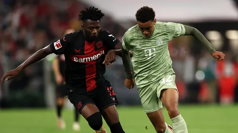 Zagueiro Tapsoba ao lado do meia Musiala