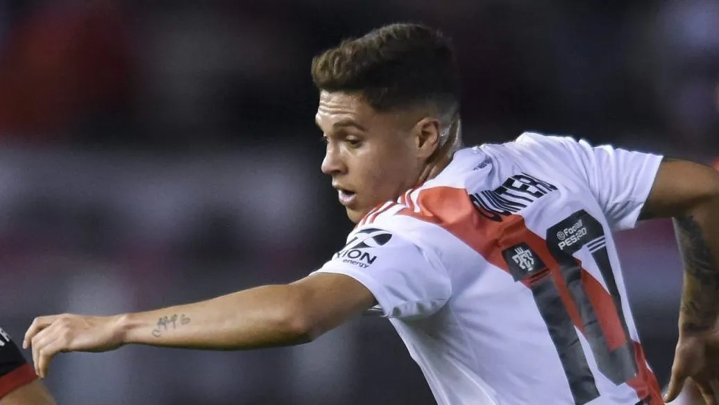 Gonzalo Escobar, do Colón, disputa a bola com Juan Fernando Quintero, do River Plate, durante uma partida entre River Plate e Colón, válida pela Superliga Argentina 2019/20, no Estádio Monumental Antonio Vespucio Liberti, em 29 de outubro de 2019, em Buenos Aires, Argentina. (Foto por Marcelo Endelli/Getty Images)