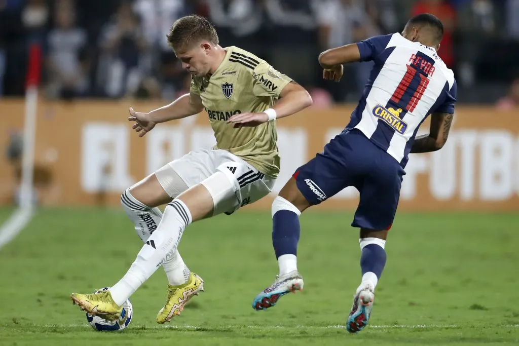 Bruno Fuchs em campo pelo Galo (Photo by Daniel Apuy/Getty Images)