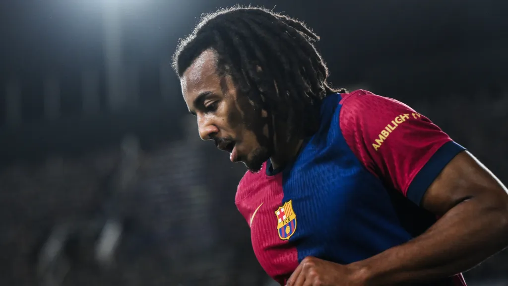 Jules Koundé durante partida pelo Barcelona (Photo by David Ramos/Getty Images)