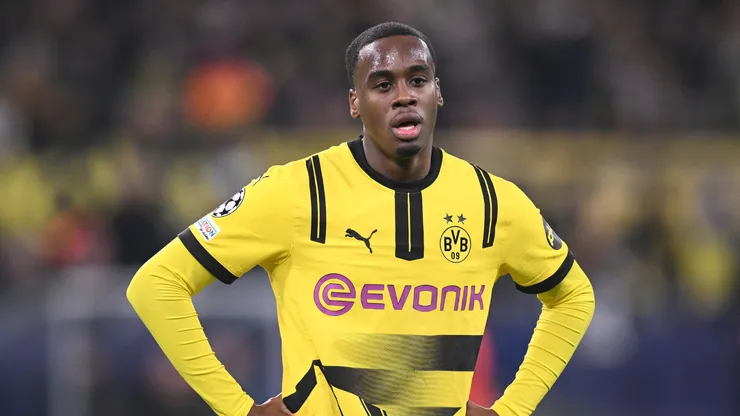Jamie Gittens durante partida pelo Dortmund