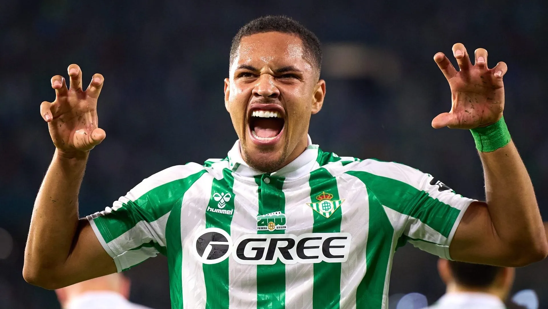 Vitor Roque, em campo, com a camisa verde e branca do Real Betis. Ele é alvo do Palmeiras. (Photo by Fran Santiago/Getty Images)