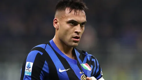 Em visita emocionante ao Racing, Lautaro Martínez foi homenageado por Diego Milito e deixou em aberto a possibilidade de um retorno ao clube argentino. (Photo by Marco Luzzani/Getty Images)