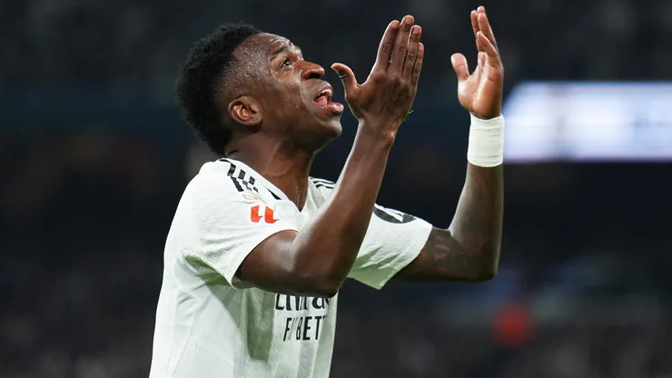 Vini Jr em jogo do Real Madrid. Clube espanhol procura substitutos caso o brasileiro decida jogar no futebol saudita. Foto: Angel Martinez