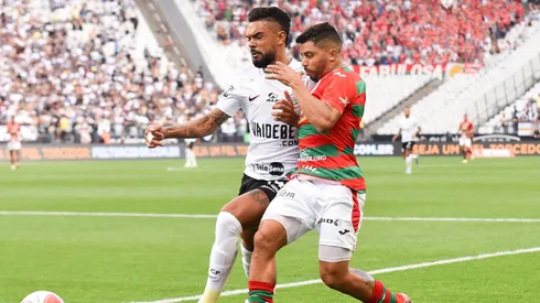 Jogadores de Corinthians e Portuguesa dividem a bola em partida do Paulistão. Foto: Sipa US / Alamy Stock Photo