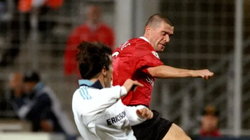 Roy Keane é um dos maiores símbolos da história do Manchester United. Com uma mentalidade implacável e um espírito de liderança raro, o ex-capitão dos Red Devils marcou época no clube. Crédito obrigatório: Clive Brunskill / Allsport.