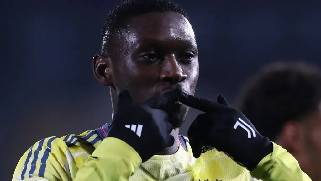 Randal Kolo Muani, da Juventus, comemora após marcar o primeiro gol de sua equipe durante a partida da Serie A entre Como 1907 e Juventus no Estádio G. Sinigaglia em 7 de fevereiro de 2025, em Como, Itália. (Foto de Marco Luzzani/Getty Images)