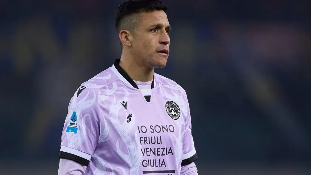 Alexis Sánchez, da Udinese Calcio, observa durante a partida da Série A entre Verona e Udinese no Estádio Marcantonio Bentegodi, em 4 de janeiro de 2025, em Verona, Itália. (Foto por Emmanuele Ciancaglini/Getty Images)