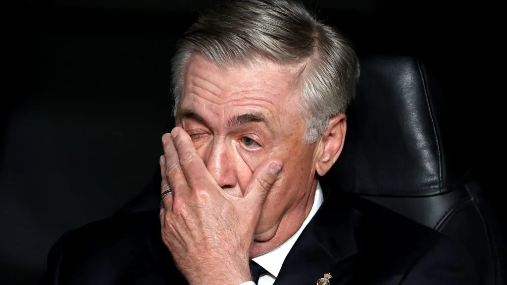Ancelotti, de terno preto, pelo Real Madrid. (Photo by Clive Brunskill/Getty Images)