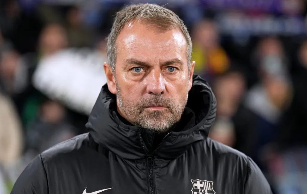 Hansi Flick, de jaqueta preta, pelo Barcelona. (Photo by Angel Martinez/Getty Images)