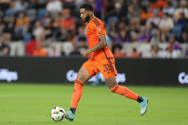 Micael dos Santos, em ação pelo Houston Dynamo, da MLS. O Palmeiras tem interesse na contratação do zagueiro de 24 anos que tem passagens pelo Atlético Mineiro (Photo by Carmen Mandato/Getty Images)