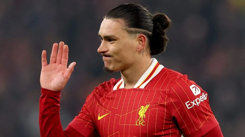 Darwin Núñez, de camisa vermelha, com emblema do Liverpool. (Photo by Carl Recine/Getty Images)