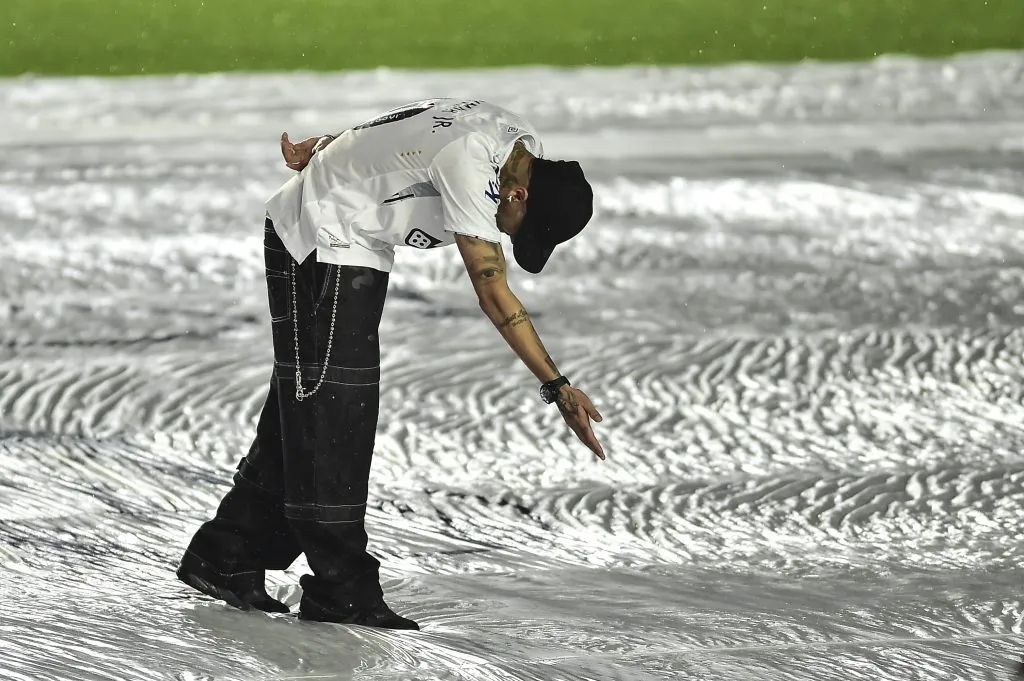 Neymar defende as cores do Santos, mas teria o desejo de retornar ao Barcelona. (Photo by Mauro Horita/Getty Images)
