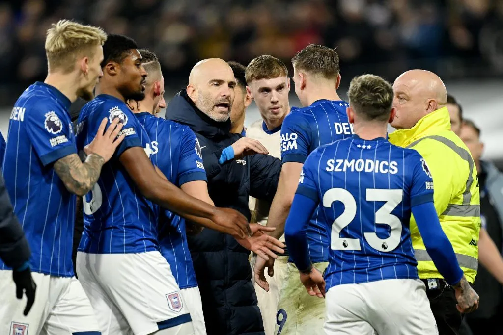 Enzo Maresca e seus jogadores. Diretoria tomou a decisão que ele permanece no Chelsea (Photo by Michael Regan/Getty Images)