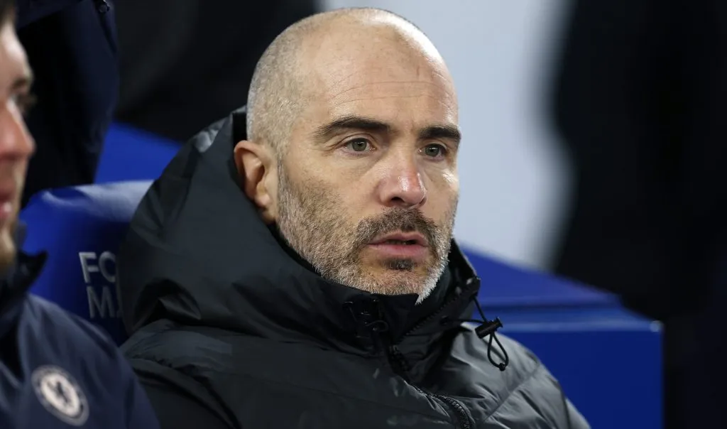 Enzo Maresca, de jaqueta preta, pelo Chelsea. (Photo by Bryn Lennon/Getty Images)