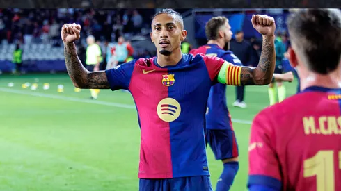Raphinha comemora gol com a camisa do Barcelona. Foto: Christian Bertrand / Alamy Stock Photo