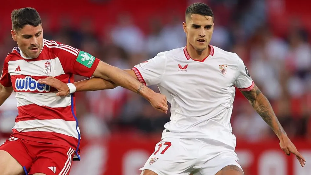 Sergio Ruiz, do Granada CF, e Erik Lamela, do Sevilla FC, disputam a bola durante a partida da LaLiga EA Sports entre Sevilla FC e Granada CF no Estádio Ramón Sánchez Pizjuán, em 5 de maio de 2024, em Sevilha, Espanha. (Foto de Fran SantiagoGetty Images)
