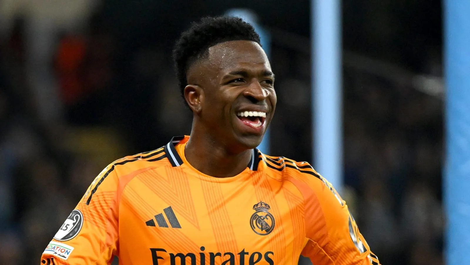 Vinícius Júnior, do Real Madrid, reage durante a primeira partida do play-off eliminatório da Liga dos Campeões da UEFA 2024/25 entre Manchester City e Real Madrid C.F., no Estádio do Manchester City, em 11 de fevereiro de 2025, em Manchester, Inglaterra. (Foto de Michael Regan/Getty Images)