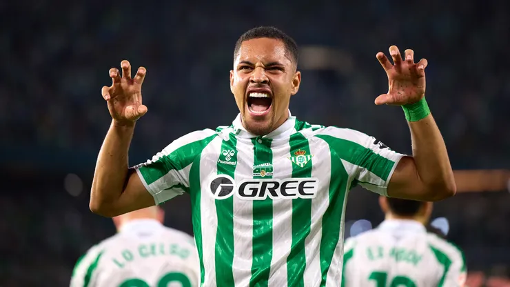 Atacante Vitor Roque após marcar gol pelo Betis