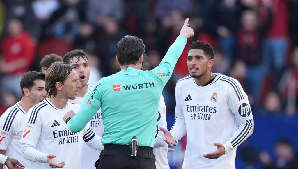 Bellingham sendo expulso no emapte contra o Osasuna ( Juan Manuel Serrano Arce/Getty Images)