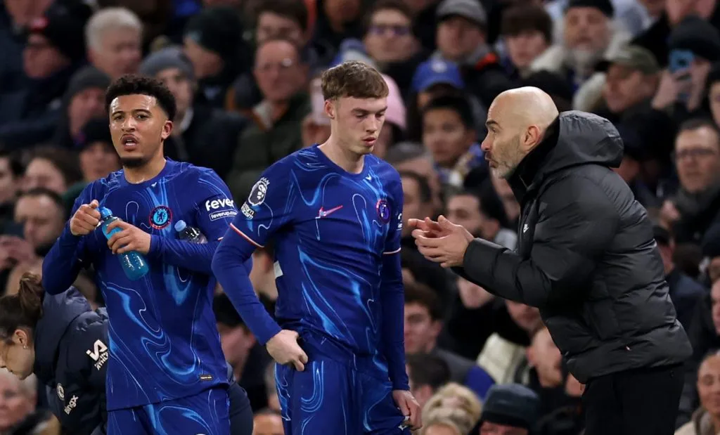 Sancho, Palmer e Maresca à área técnica do Chelsea (Ryan Pierse/Getty Images)