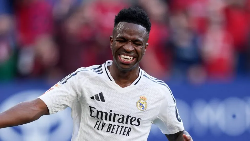 Vini Jr, atacante do Real Madrid, ainda é um grande alvo de clubes da Arábia Saudita (Photo by Juan Manuel Serrano Arce/Getty Images)