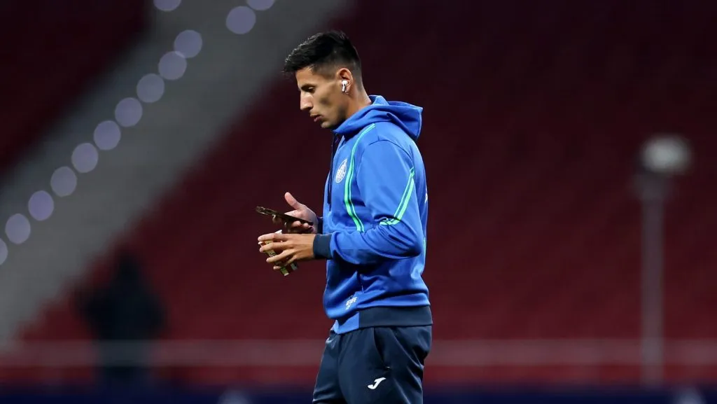 Fabrizio Angileri reconhecendo o gramado antes de jogo do Getafe (Florencia Tan Jun/Getty Images)
