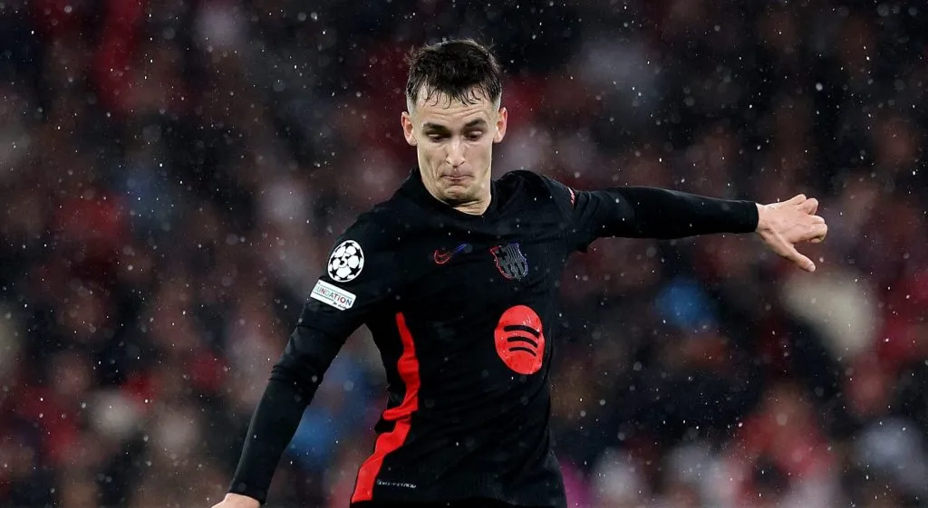 Marc Casadó em campo pelo Barcelona (Carlos Rodrigues/Getty Images)