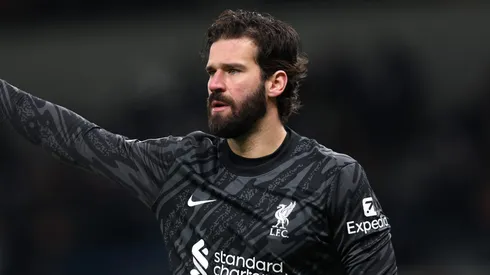 O Fenerbahçe, sob o comando de José Mourinho, está em negociações iniciais para contratar Alisson Becker, goleiro titular do Liverpool e um dos melhores do mundo. (Photo by Julian Finney/Getty Images)