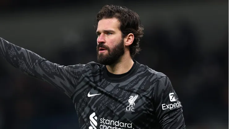 O Fenerbahçe, sob o comando de José Mourinho, está em negociações iniciais para contratar Alisson Becker, goleiro titular do Liverpool e um dos melhores do mundo. (Photo by Julian Finney/Getty Images)