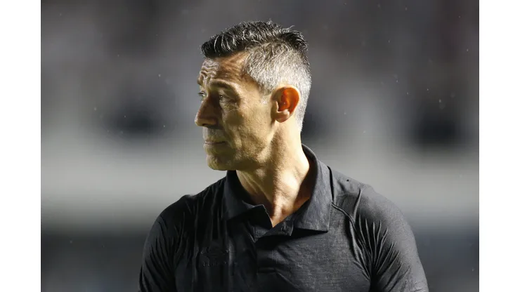 Pedro Caixinha, técnico do Santos (Photo by Miguel Schincariol/Getty Images)