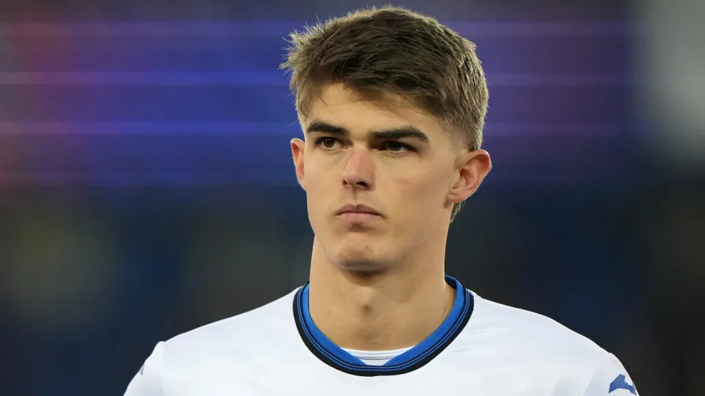 Charles De Ketelaere durante jogo da Atalanta (Photo by Alex Bierens de Haan/Getty Images)