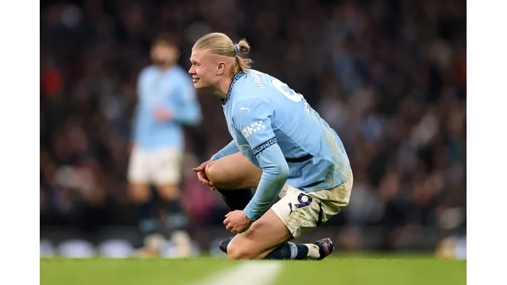 Haaland sente joelho em confronto pelo City (Photo by Carl Recine/Getty Images)