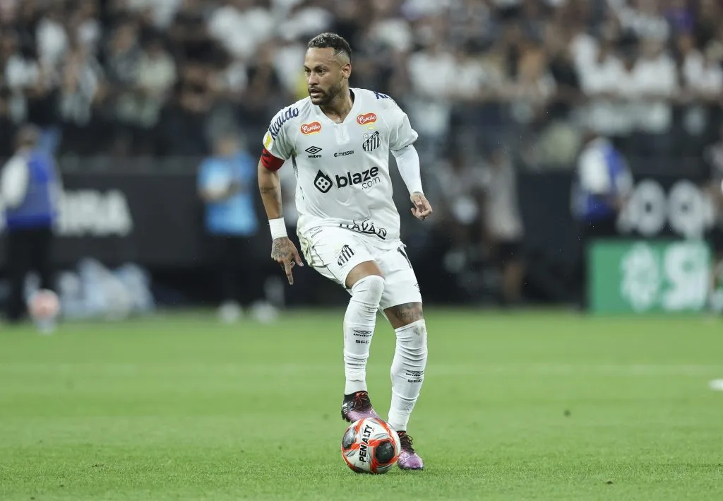 Neymar com a camisa do Santos