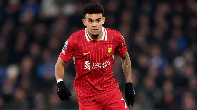Luis Díaz, de camisa vermelha, alvo do Barcelona, pelo Liverpool durante partida do Liverpool (Photo by Carl Recine/Getty Images)