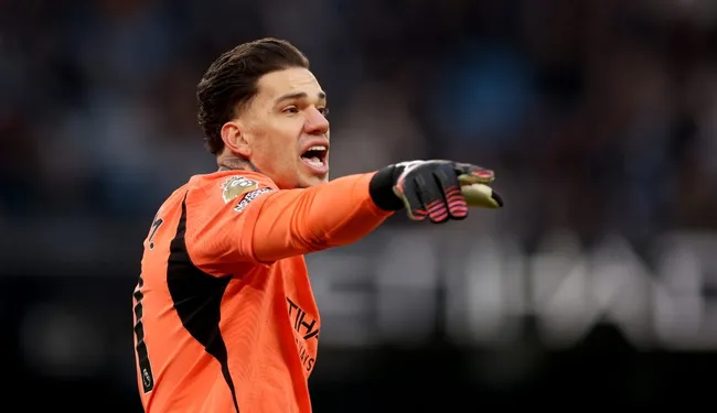 Ederson, goleiro titular do Manchester City. Ele pode deixar o clube ao final da temporada (Photo by Carl Recine/Getty Images)
