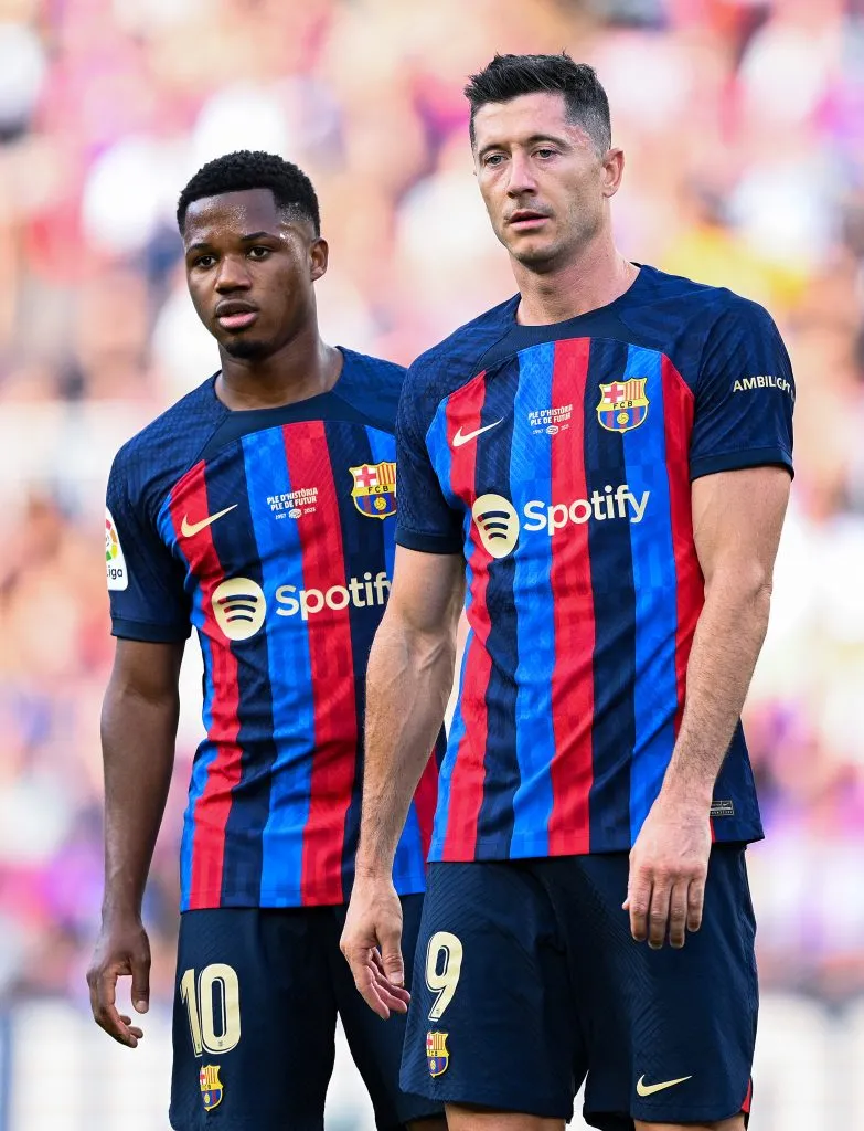 Robert Lewandowski ajudou Ansu Fati após os treinos no Barcelona (Photo by David Ramos/Getty Images)