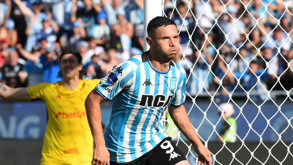 Adrián Martínez em jogo pelo Racing (Photo by Christian Alvarenga/Getty Images)