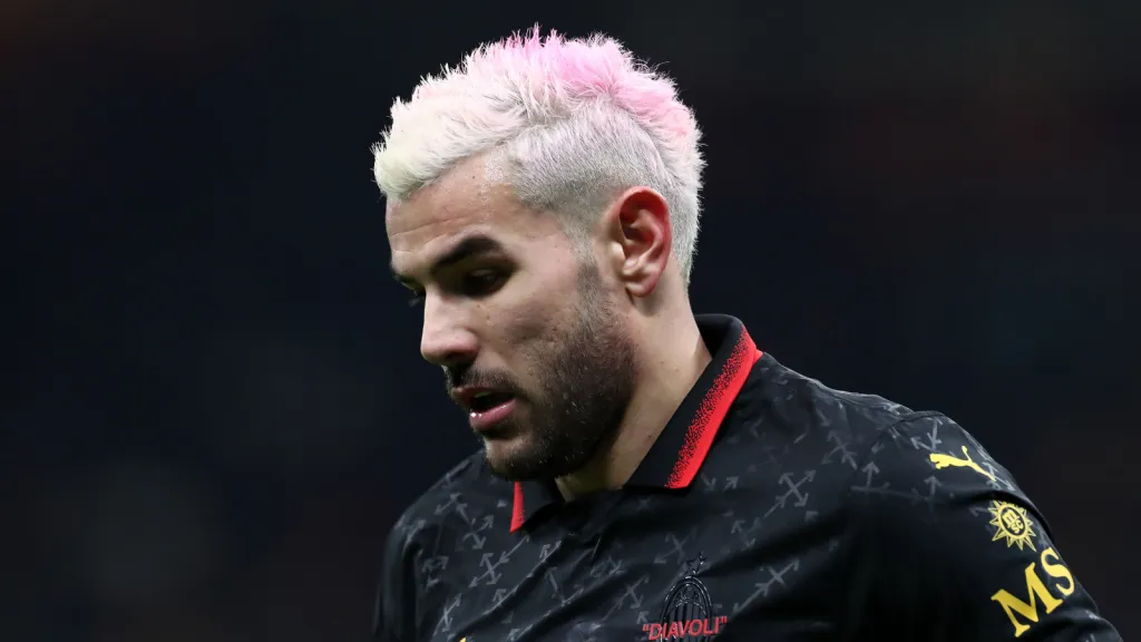 Theo Hernández durante jogo pelo Milan (Photo by Marco Luzzani/Getty Images)