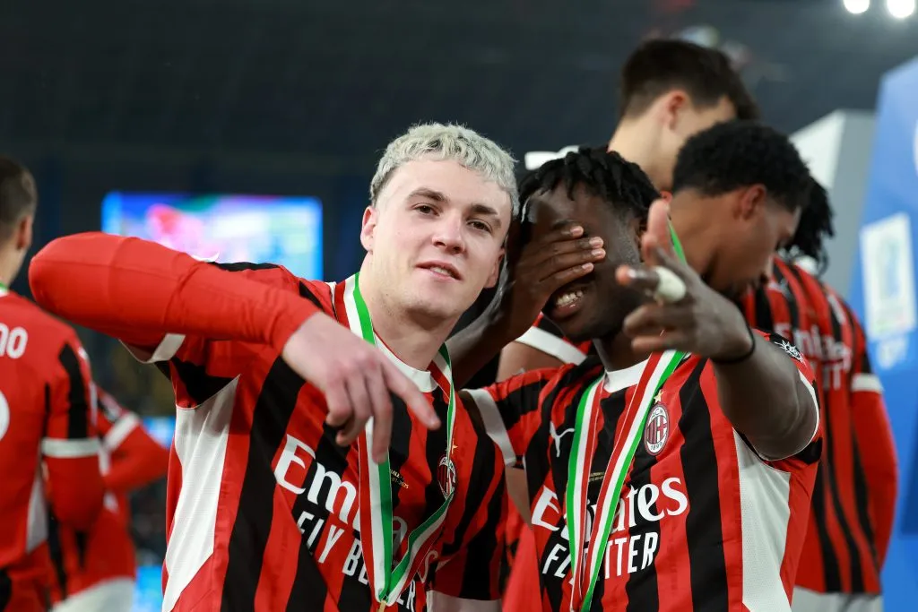 Milan vai entrar em contato com Real Madrid sobre os termos de compra que estão no contrato de Álex Jiménez (à esquerda). Jogador já foi alvo do clube espanhol, mas ainda não está descartada uma volta do jogador, segundo portal. (Photo by Abdullah Ahmed/Getty Images)