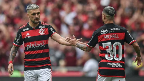 Michael e Arrascaeta se cumprimentam em jogo do Flamengo - Foto: Thiago Ribeiro/AGIF