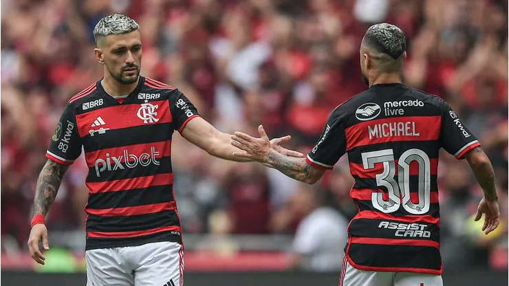 Michael e Arrascaeta se cumprimentam em jogo do Flamengo - Foto: Thiago Ribeiro/AGIF