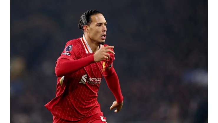 Van Dijk, zagueiro do Liverpool (Photo by Carl Recine/Getty Images)