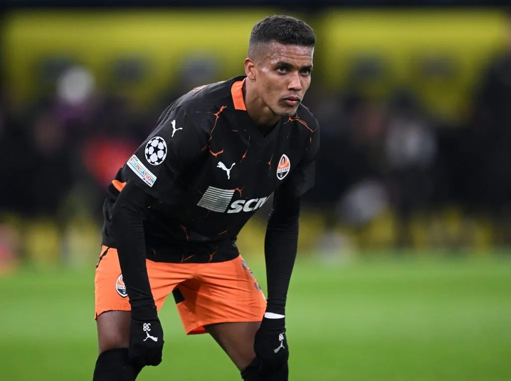 Pedrinho no duelo diante do Borussia Dortmund (Photo by Stuart Franklin/Getty Images)